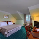 Hotel Selsky Dvur - Bohemian Village Courtyard