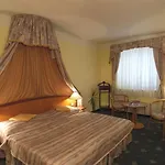 Hotel Selsky Dvur - Bohemian Village Courtyard