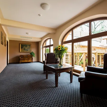 Hotel Selsky Dvur - Bohemian Village Courtyard