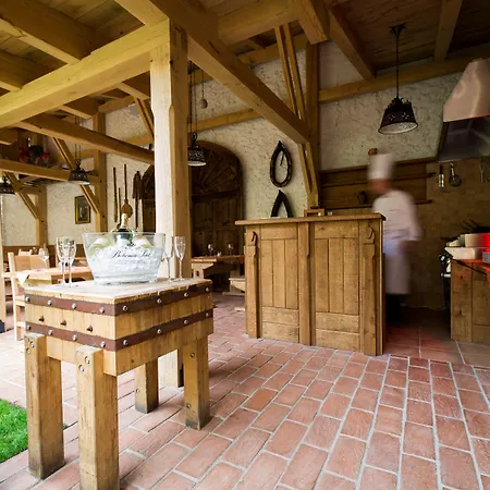 Selsky Dvur - Bohemian Village Courtyard Hotel 4*