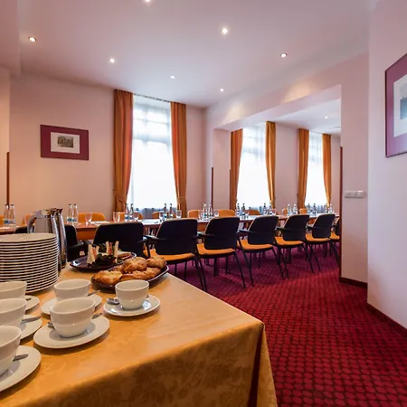 Hotel Selsky Dvur - Bohemian Village Courtyard