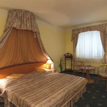 Hotel Selsky Dvur - Bohemian Village Courtyard