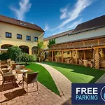 מלון Selsky Dvur - Bohemian Village Courtyard 4*
